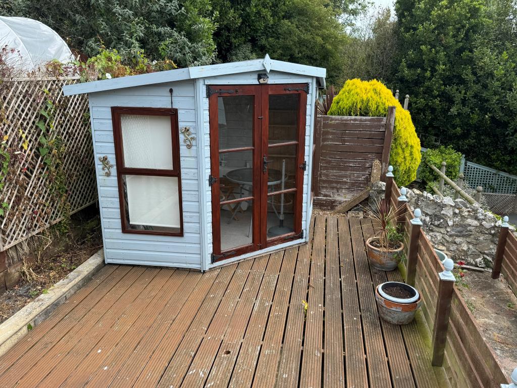 Lot: 101 - SEMI-DETACHED HOUSE FOR IMPROVEMENT WITH SEA VIEWS - The Summerhouse